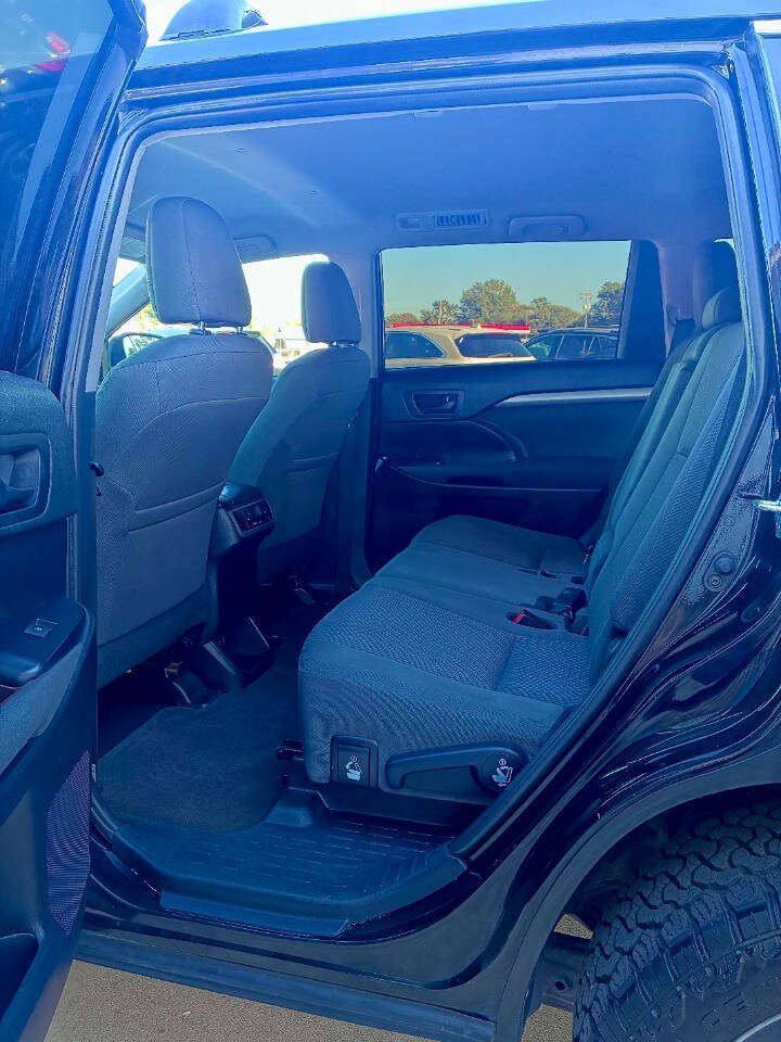 Used 2019 Toyota Highlander LE AWD/4WD image 18