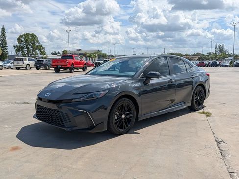 Used 2025 Toyota Camry SE FWD image 4