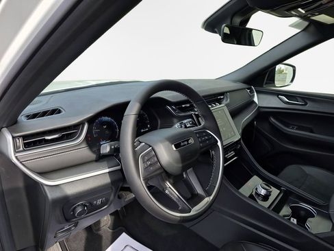 New 2025 Jeep Grand Cherokee L Altitude image 30