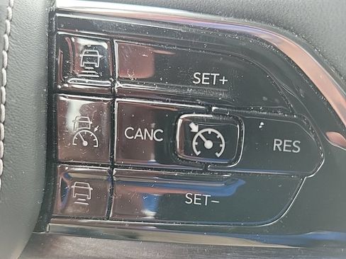 Used 2023 Jeep Grand Cherokee L Overland w/ Luxury Tech Group IV AWD/4WD image 17
