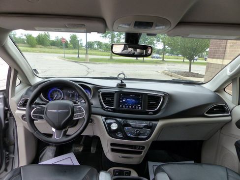 Used 2020 Chrysler Pacifica Touring-L w/ Tire & Wheel Group FWD image 39