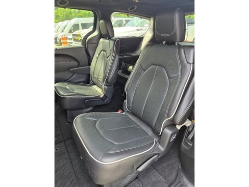 Used 2024 Chrysler Pacifica Limited w/ Uconnect Theater Family Group AWD/4WD image 3