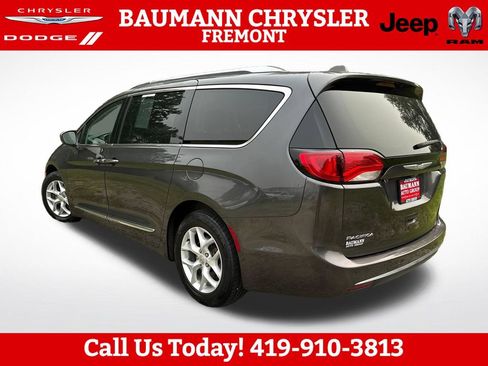 Used 2018 Chrysler Pacifica Touring-L Plus w/ Tire & Wheel Group FWD image 4
