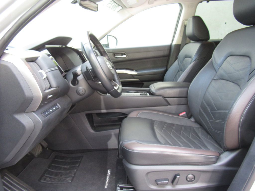 Used 2025 Nissan Pathfinder Platinum AWD/4WD image 10
