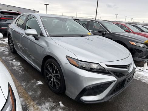 Used 2022 Toyota Camry SE image 2