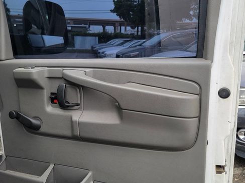 Used 2014 Chevrolet Express 2500 RWD image 19