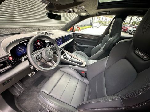 Certified 2025 Porsche Macan Turbo Electric AWD/4WD image 4