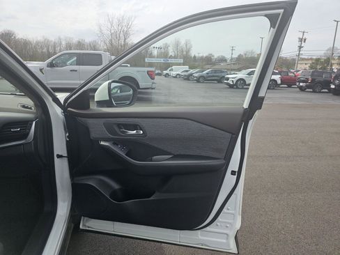 Used 2023 Nissan Rogue SV image 11