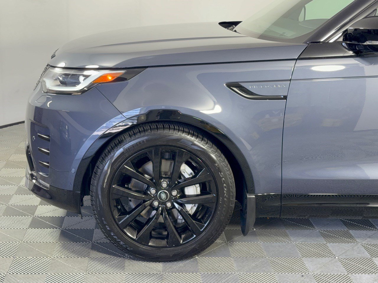 Used 2026 Land Rover Discovery Dynamic SE AWD/4WD image 13