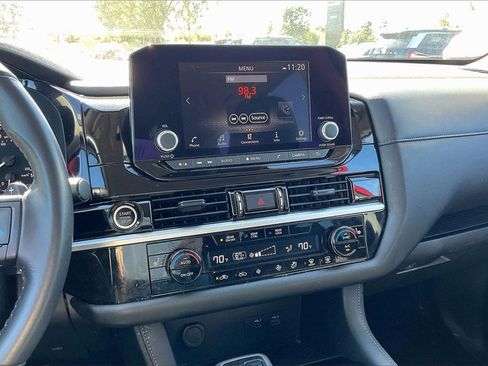 Used 2024 Nissan Pathfinder SV image 15