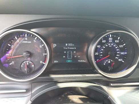Used 2024 Kia Carnival LX FWD image 9