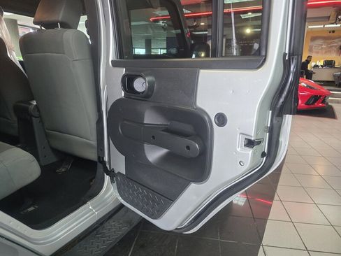 Used 2007 Jeep Wrangler Unlimited Sahara image 15