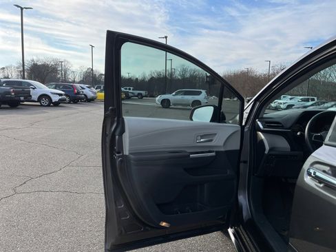 Certified 2024 Toyota Sienna XLE image 35