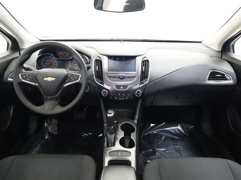 Used 2018 Chevrolet Cruze LT w/ Convenience Package FWD image 12
