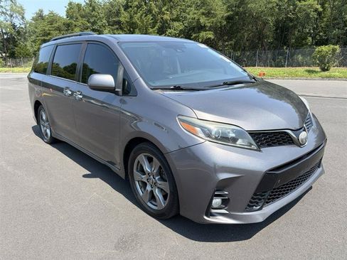 Used 2019 Toyota Sienna SE FWD image 3