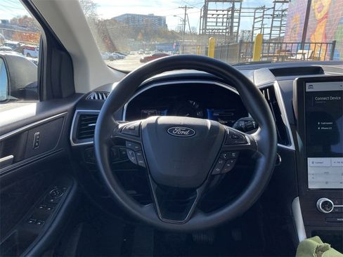 Used 2021 Ford Edge SE image 16