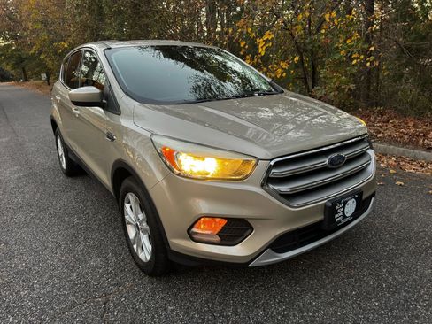 Used 2017 Ford Escape SE image 2