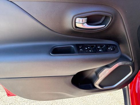 Used 2022 Jeep Renegade Latitude AWD/4WD image 19