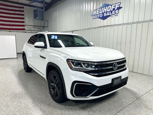 Used 2021 Volkswagen Atlas Cross Sport SE w/ Panoramic Sunroof Package image 3