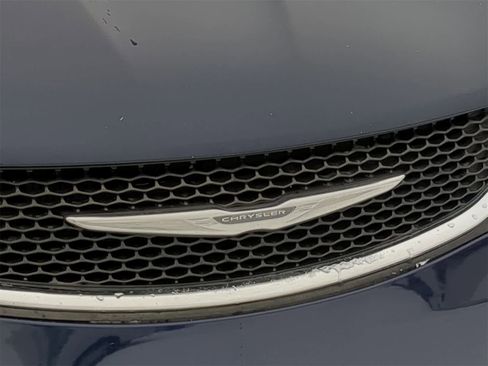 Used 2017 Chrysler Pacifica Touring image 19