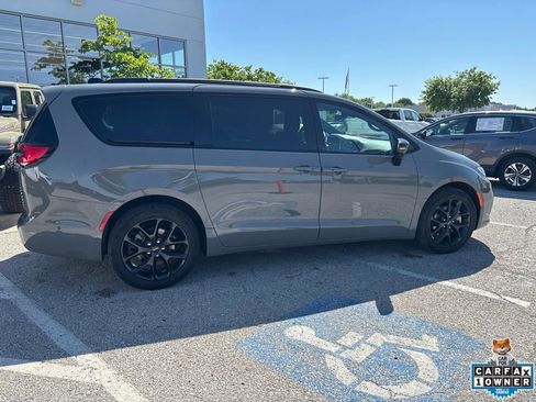 Used 2025 Chrysler Pacifica Limited AWD/4WD image 25