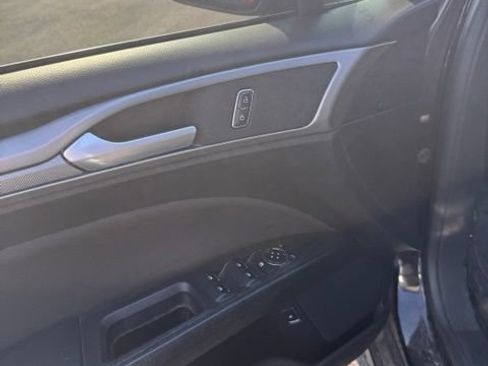 Used 2018 Ford Fusion SE FWD image 16