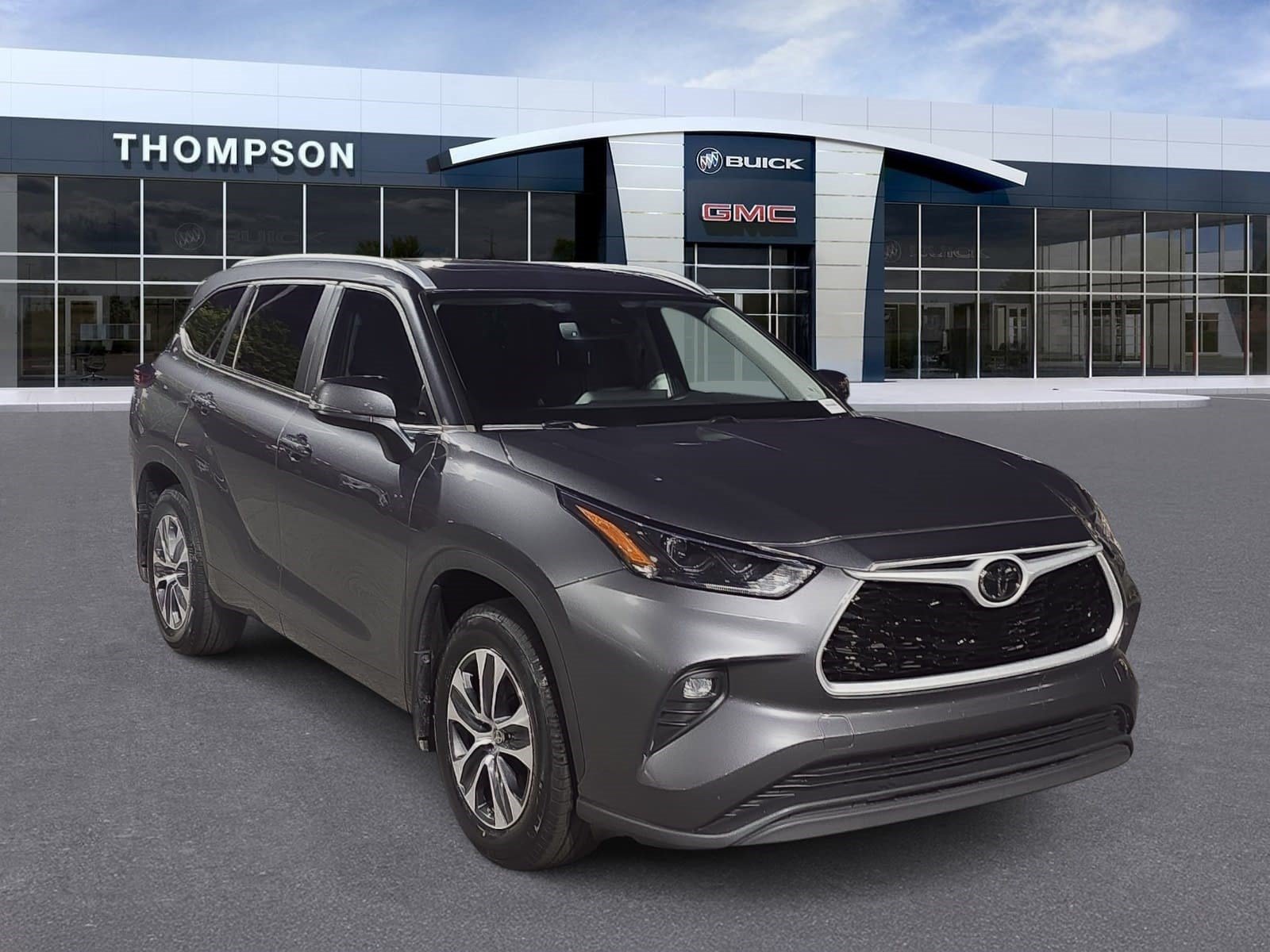 Used 2023 Toyota Highlander XLE FWD image 1