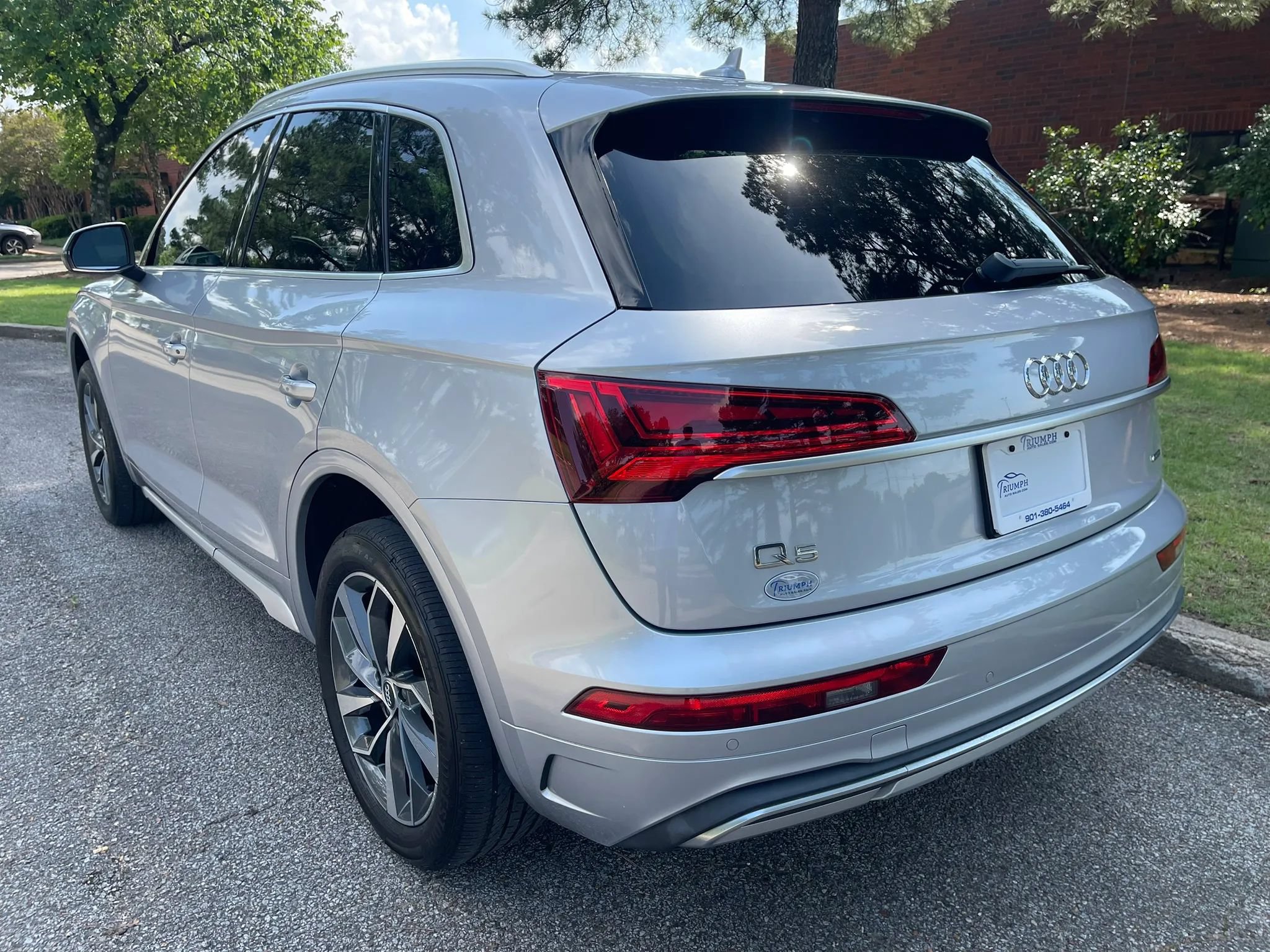 Used 2021 Audi Q5 2.0T Premium Plus w/ Premium Plus Package AWD/4WD image 3