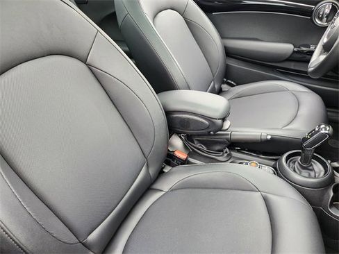 Used 2022 MINI Cooper 2-Door Hardtop image 9