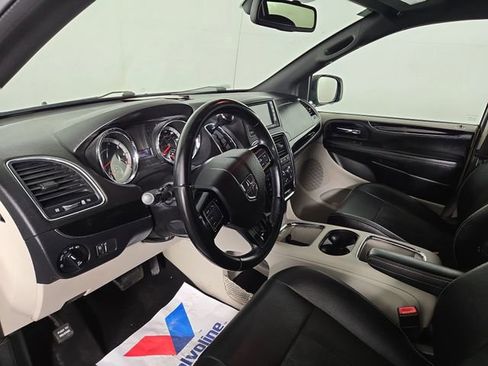 Used 2019 Dodge Grand Caravan SXT FWD image 14