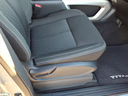 Used 2018 Nissan Titan SV w/ SV Convenience Package image 17
