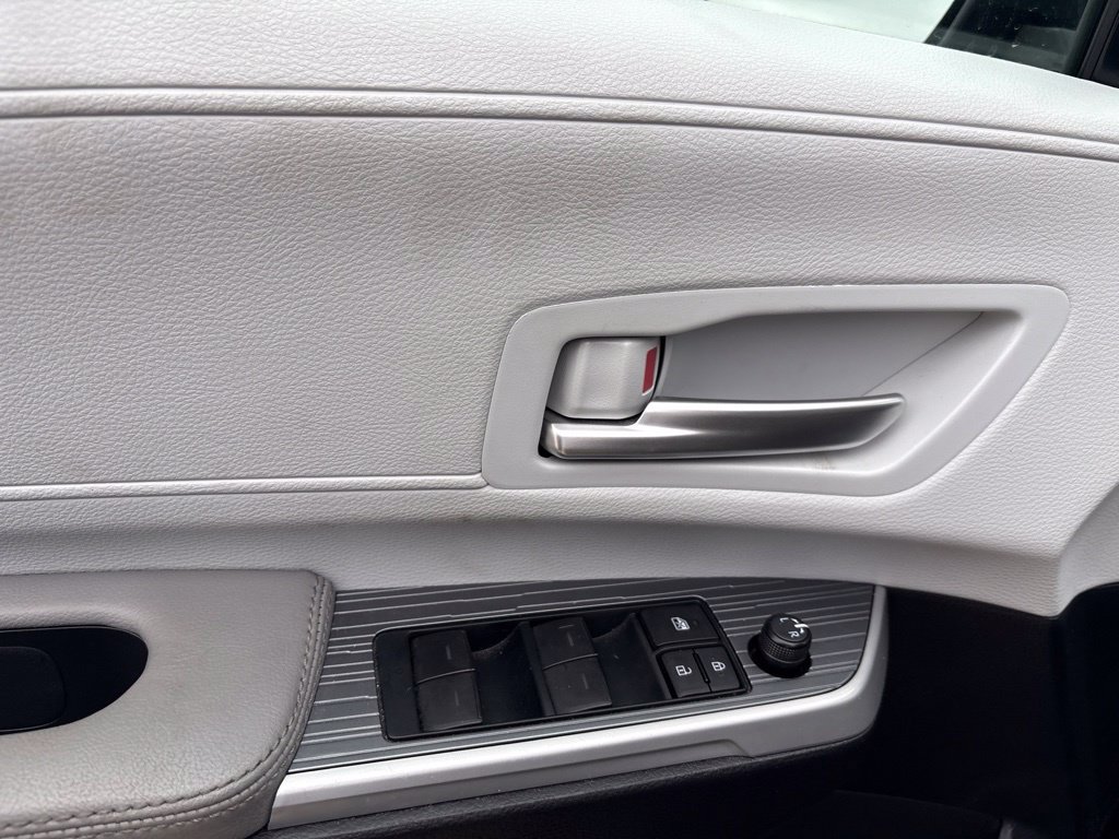 Used 2025 Toyota Sienna XLE FWD image 12