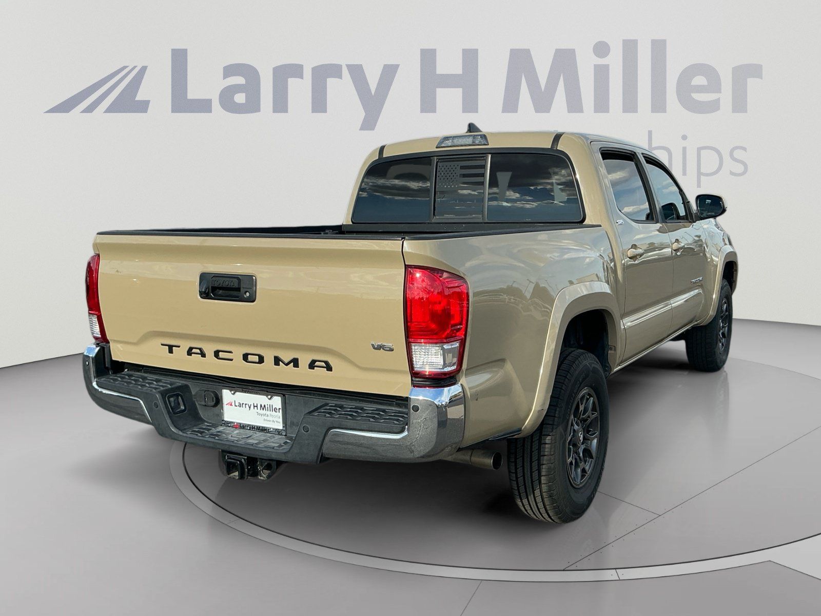 Used 2017 Toyota Tacoma SR5 w/ Tow Package RWD image 5