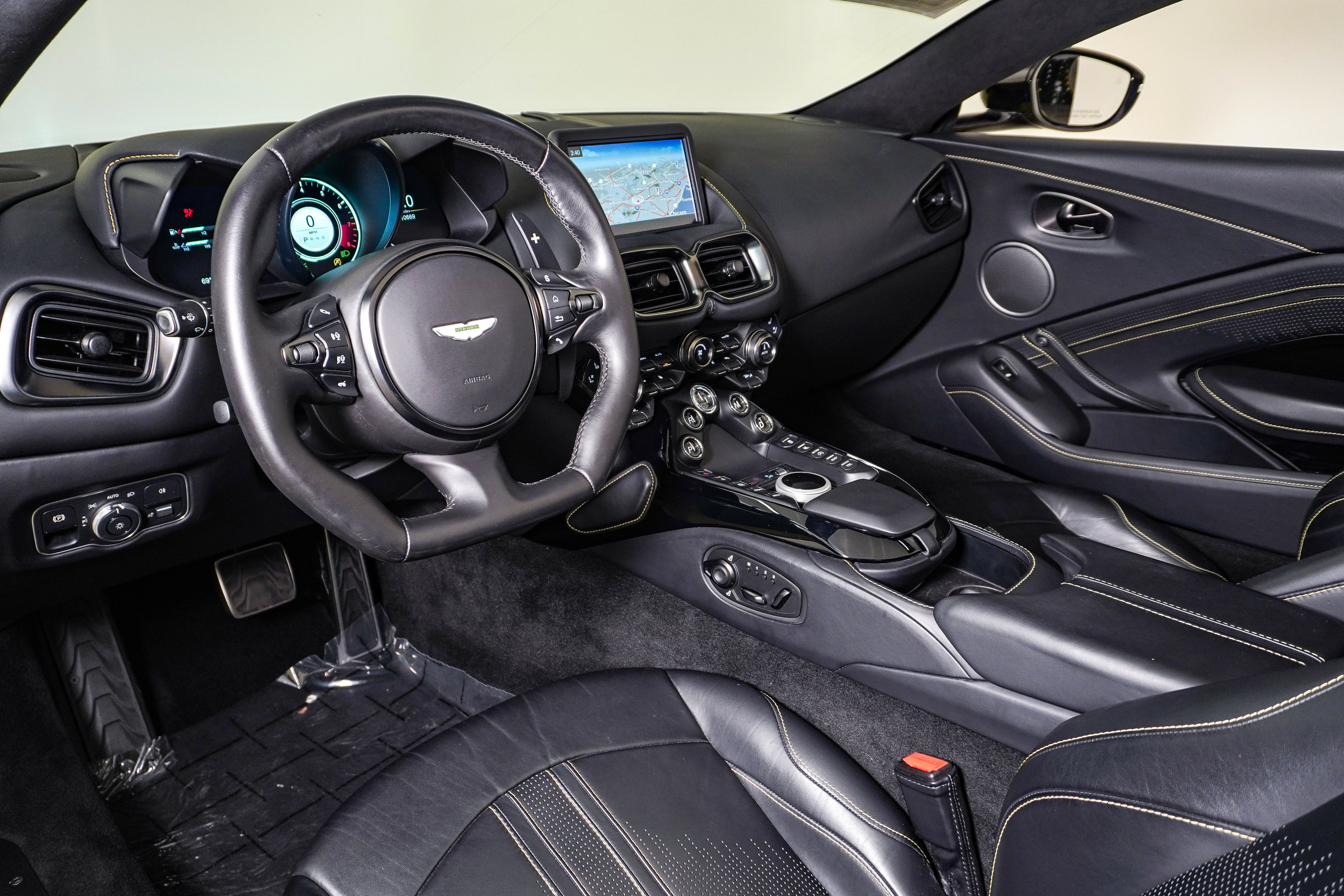 Used 2023 Aston Martin V8 Vantage Roadster RWD image 25