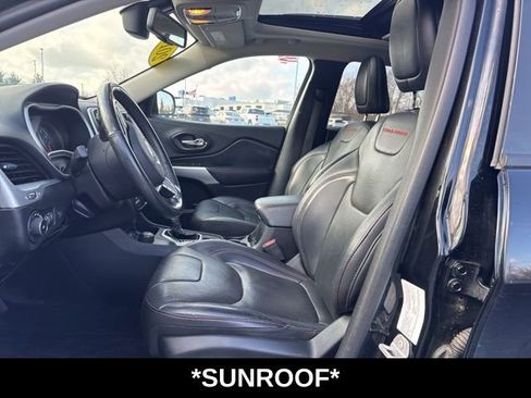 Used 2018 Jeep Cherokee Trailhawk image 6