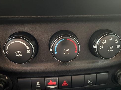 Used 2011 Jeep Wrangler Unlimited Sahara w/ Connectivity Group AWD/4WD image 29