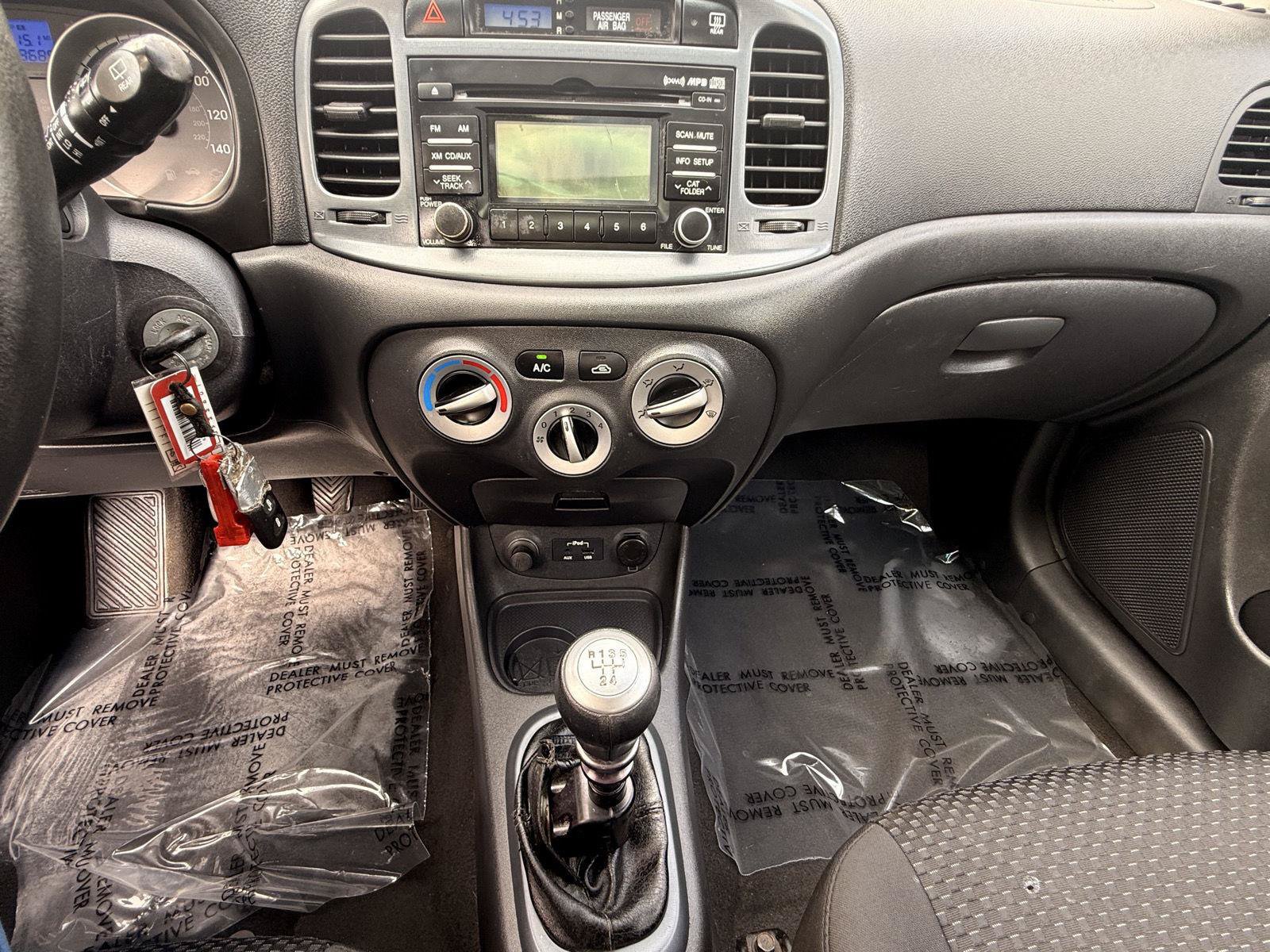 Used 2010 Hyundai Accent SE FWD image 24
