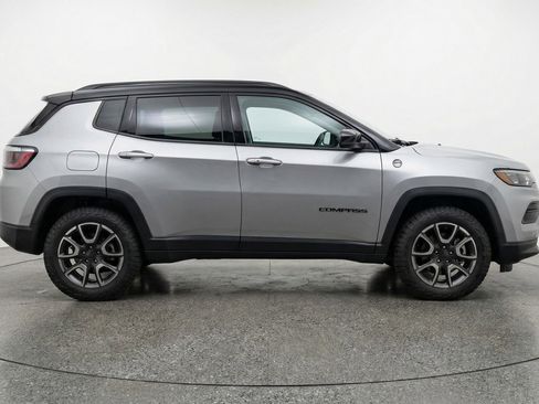 Used 2025 Jeep Compass Trailhawk AWD/4WD image 11