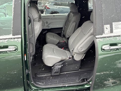 Used 2025 Toyota Sienna XLE image 7
