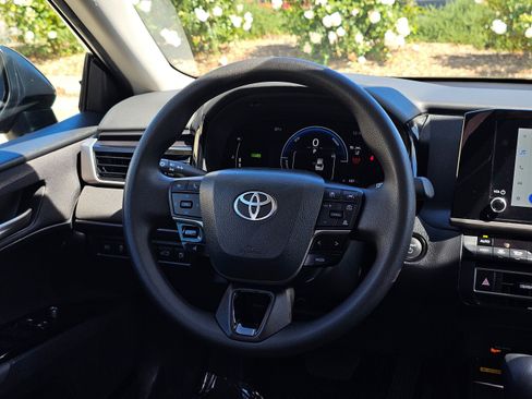 Used 2025 Toyota Camry LE image 24