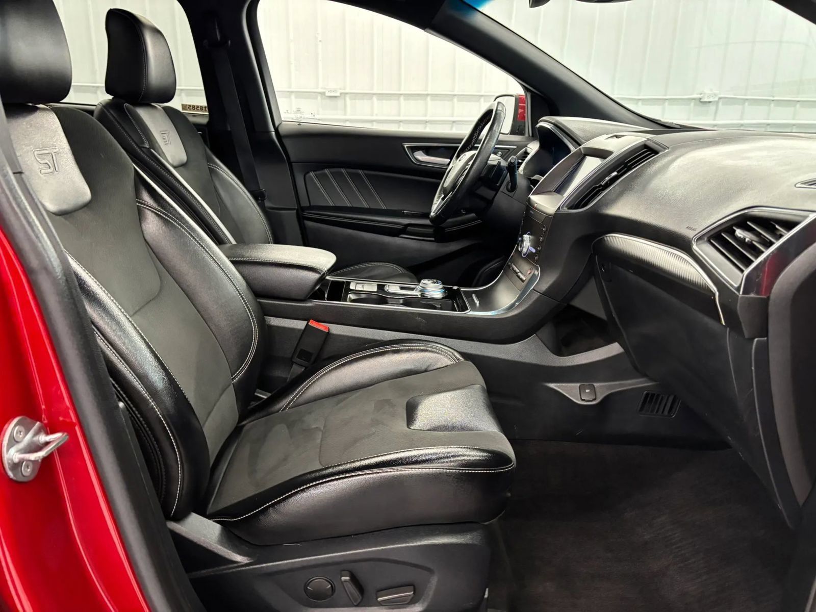 Used 2020 Ford Edge ST w/ Cold Weather Package AWD/4WD image 31