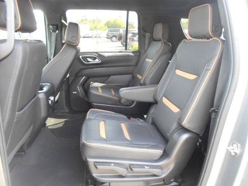 Used 2024 GMC Yukon XL AT4 w/ Technology Package AWD/4WD image 9