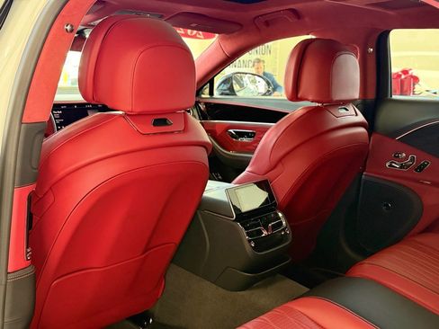 Used 2023 Bentley Flying Spur Plug-In Hybrid image 41