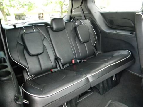 Used 2025 Chrysler Pacifica Limited FWD image 22