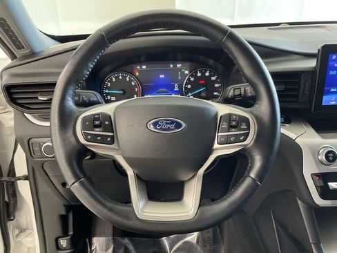 Used 2022 Ford Explorer XLT image 31