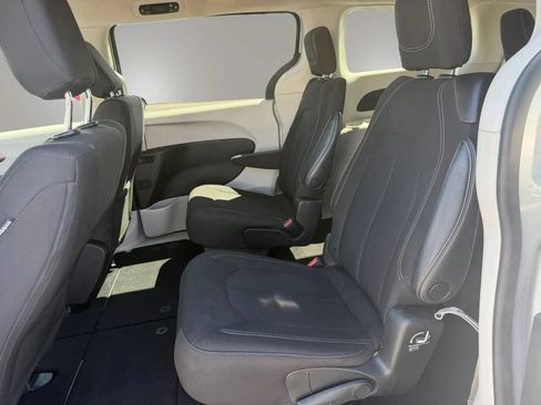 Used 2022 Chrysler Voyager LX FWD image 12