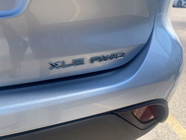 Used 2021 Toyota Highlander XLE AWD/4WD image 9