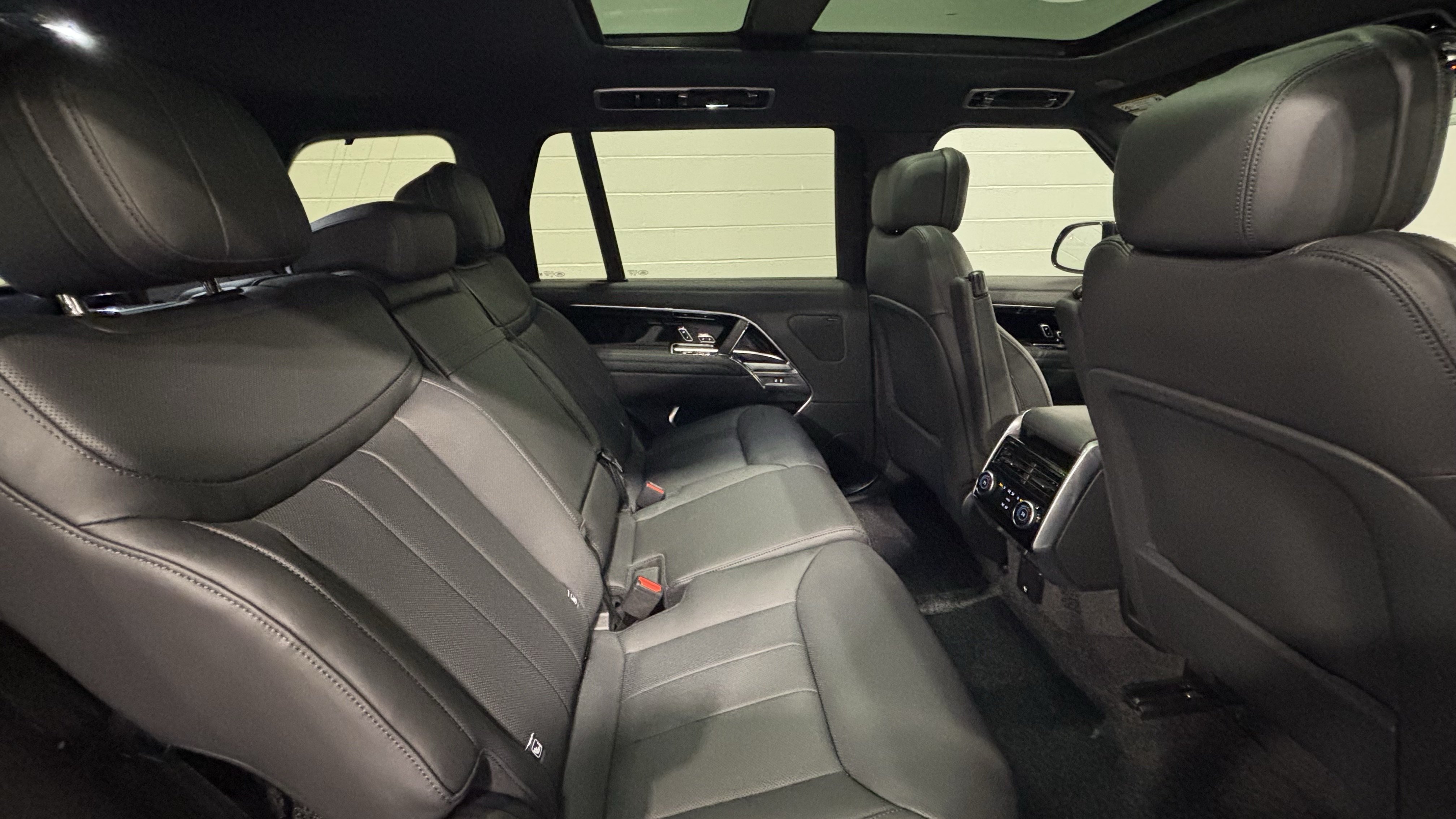 New 2026 Land Rover Range Rover Long Wheelbase SE AWD/4WD image 16
