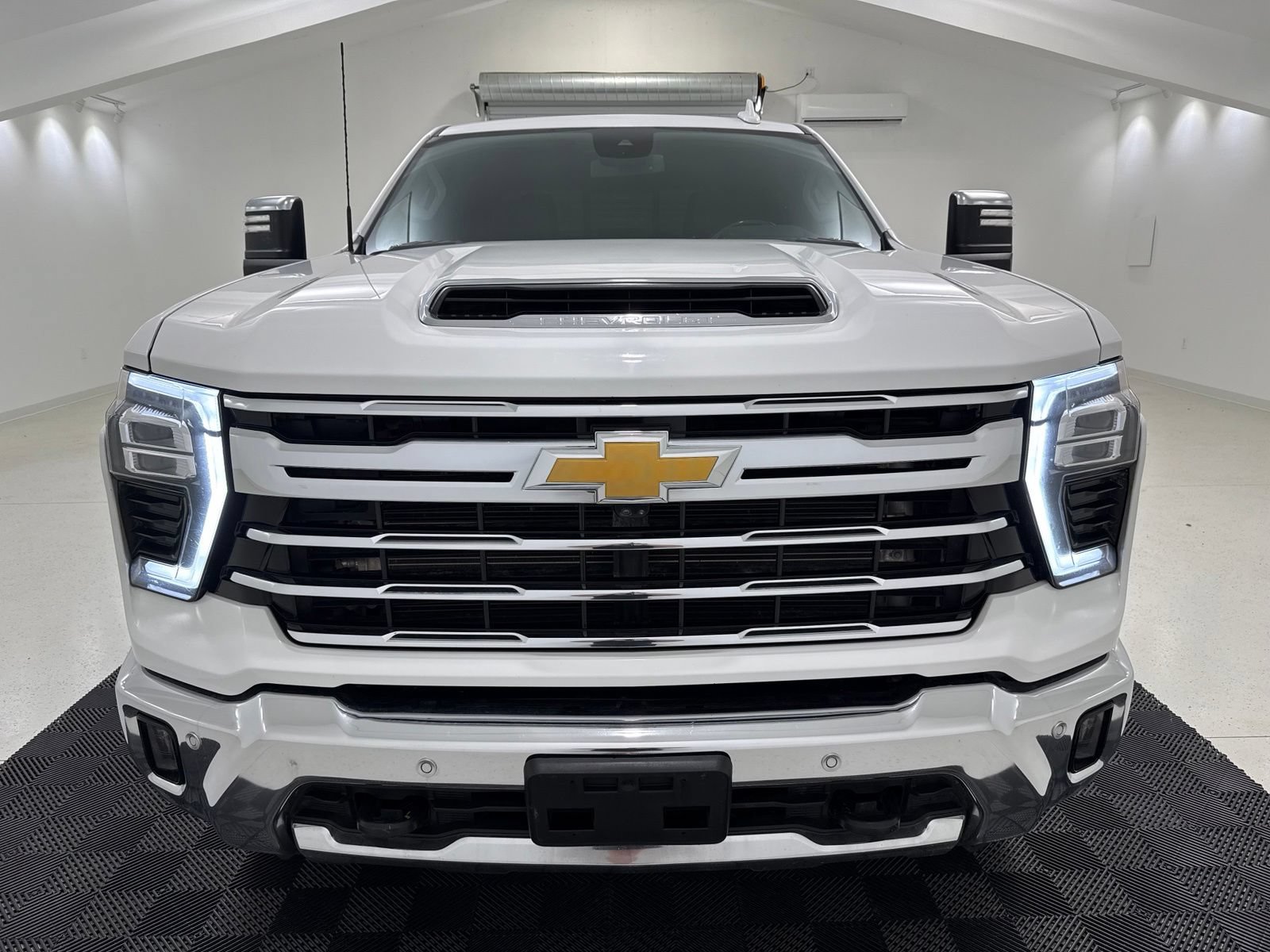 Used 2024 Chevrolet Silverado 2500 LTZ w/ LTZ Convenience Package AWD/4WD image 2