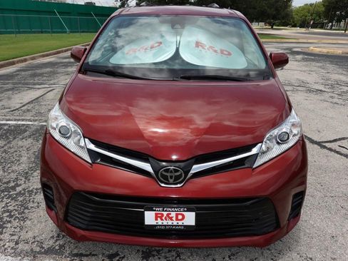 Used 2018 Toyota Sienna LE FWD image 2
